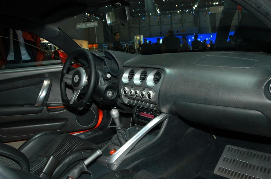 Интерьер Alfa Romeo 8C Competizione Concept 2003 года  (фото 6 из 7)